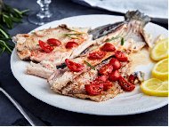 Рецепта Печена риба пъстърва на фурна с чери домати, масло, копър и чесън